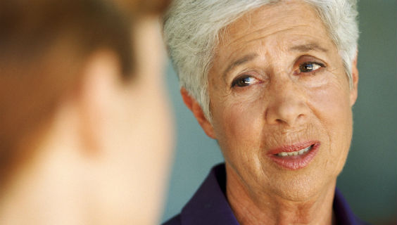 Ældre kvinde i samtale med yngre person
